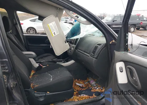 2005 Mazda Tribute S z USA, uszkodzony, nr VIN 4F2YZ94165KM54443